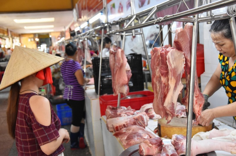 Thị trường thịt heo tiêu thụ chậm khiến giá heo hơi giảm sâu.