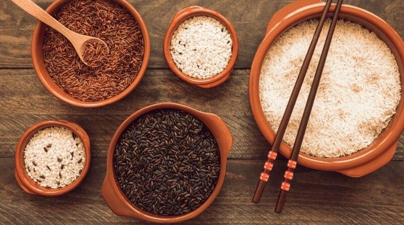 Gạo lứt chứa bao nhiêu calo và có tác dụng gì với sức khỏe?
