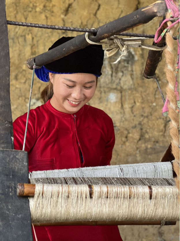 Phụ nữ H’Mông tốn công sức cả năm trời mới dệt được 1 - 2 tấm vải lanh