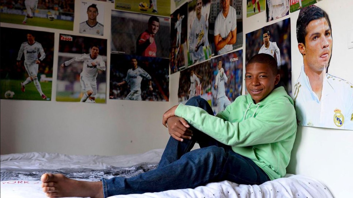 Nhìn lại hành trình chàng trai Mbappe từ nghèo khó đến cầu thủ bóng đá nổi tiếng