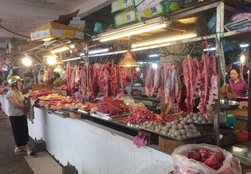 Sức mua thịt heo trên thị trường yếu khiến giá heo chuồng ảm đạm.