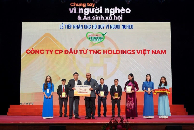 Chủ tịch Ủy ban MTTQ thành phố Hà Nội Nguyễn Lan Hương; Phó Chủ tịch UBND thành phố Hà Nội Dương Đức Tuấn tiếp nhận ủng hộ và trao chứng nhận cho các đơn vị.