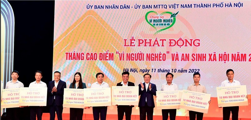 Bí thư Thành ủy Hà Nội Đinh Tiến Dũng, Chủ tịch UBND thành phố Hà Nội Trần Sỹ Thanh trao hỗ trợ cho các gia đình có hoàn cảnh khó khăn