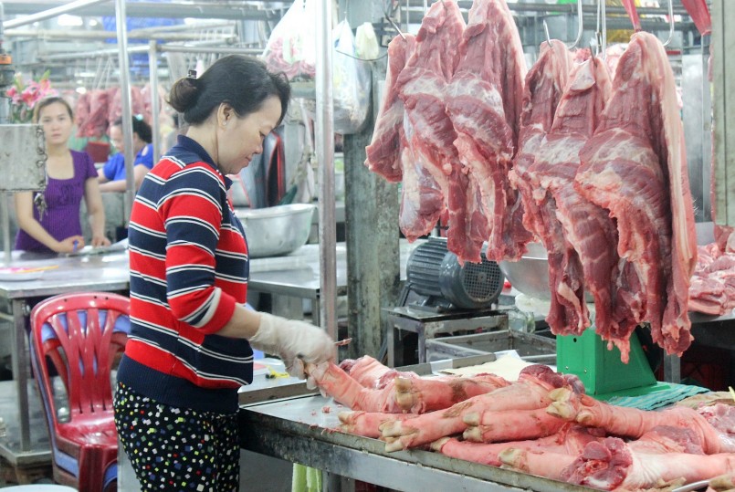 Thị trường thịt heo tiêu thụ chậm khiến giá heo hơi neo ở mức thấp sát mức 50.000 đồng/kg.
