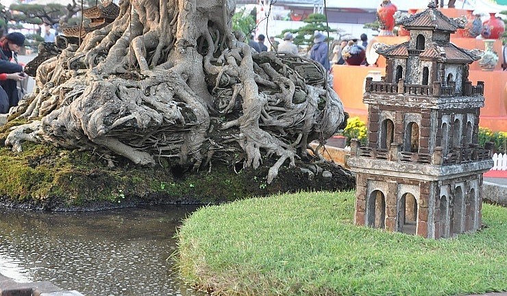 Tháp Rùa cũng được ông thiết kế bên cạnh cây sanh này