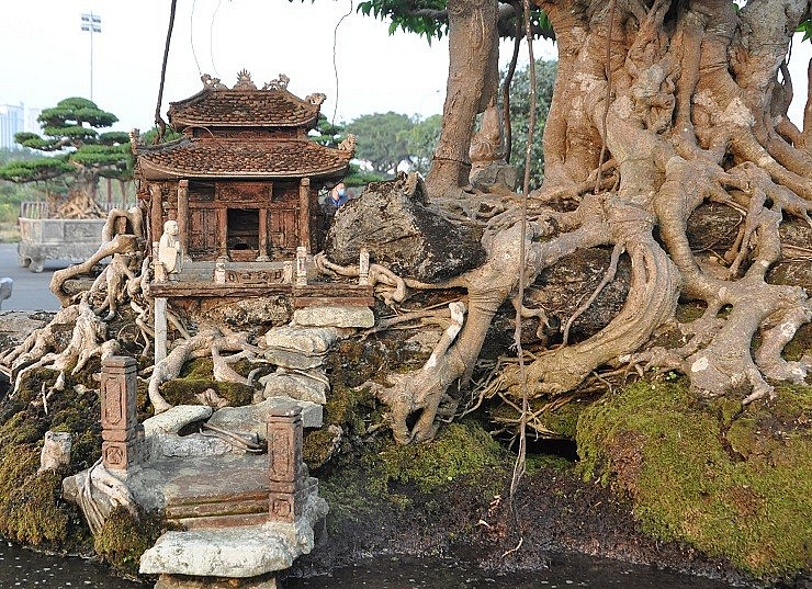 Tự tay ông Khoa đã làm những tiểu cảnh như bến nước, sân đình, đền Ngọc Sơn bên cạnh cây sanh