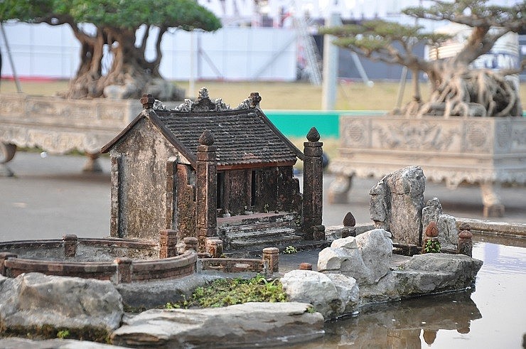 Hình ảnh giếng làng, sân đình, mái chùa cổ kính, rêu phong bên cạnh chủ thể cây sanh làm tăng vẻ đẹp của tác phẩm