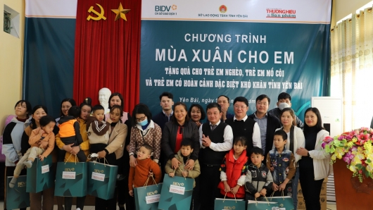Trao quà cho trẻ em có hoàn cảnh đặc biệt khó khăn tại tỉnh Yên Bái