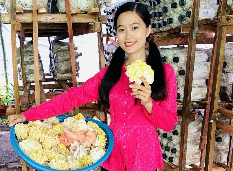 Cô gái Cà Mau Trần Mai Ril giới thiệu các sản phẩm nấm qua kênh online.