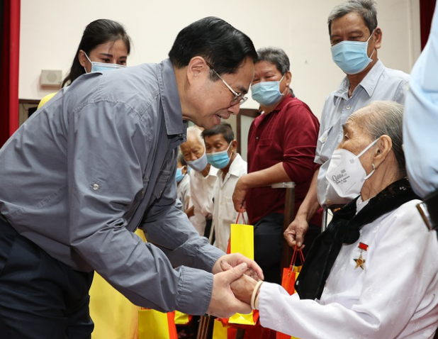 Thủ tướng tặng quà, thăm hỏi Mẹ Việt Nam anh hùng tại TP. Cần Thơ. Ảnh: VGP
