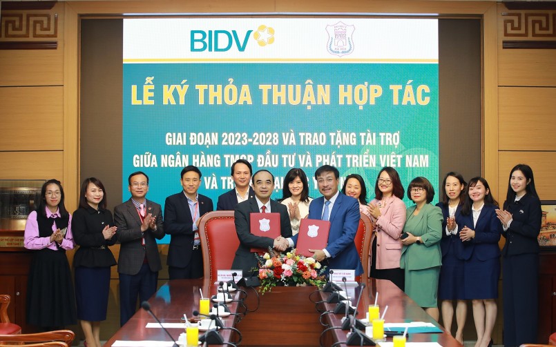GS.TS.BS Nguyễn Hữu Tú (Hiệu trưởng Trường Đại học Y Hà Nội) và Ông Võ Hải Nam (Giám đốc BIDV Hà Thành) đại diện hai đơn vị ký kết Thỏa thuận hợp tác giai đoạn 2023-2028