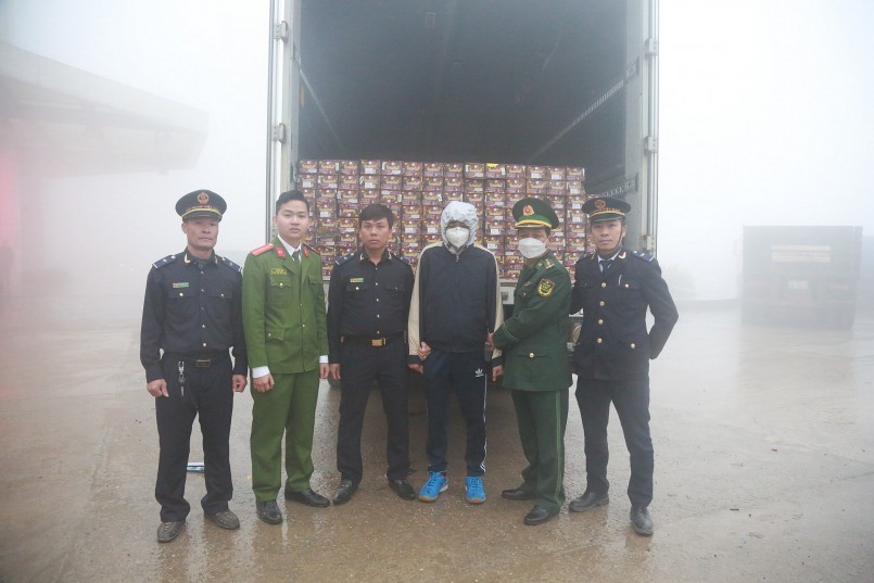Hà Tĩnh: Chế hộc dưới thùng xe tải để chở pháo lậu qua biên giới