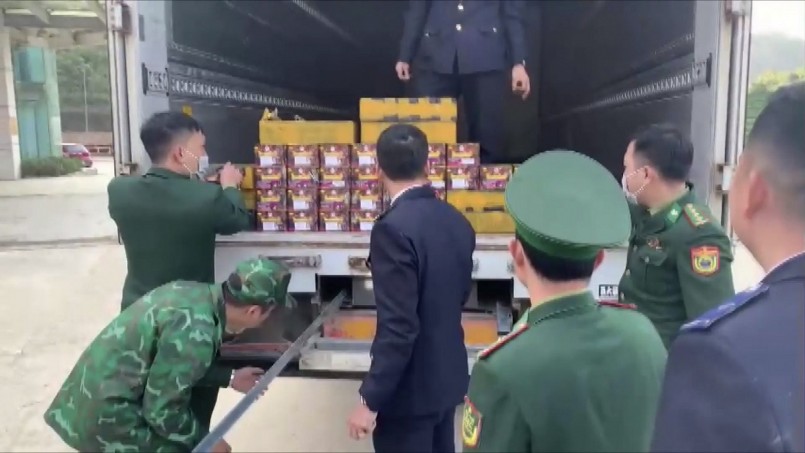 Hà Tĩnh: Chế hộc dưới thùng xe tải để chở pháo lậu qua biên giới