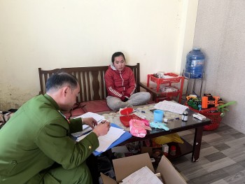 Lâm Đồng: Bắt quả tang cô gái 22 tuổi mua hàng nghìn gói thuốc lá lậu từ mạng xã hội để bán kiếm lời