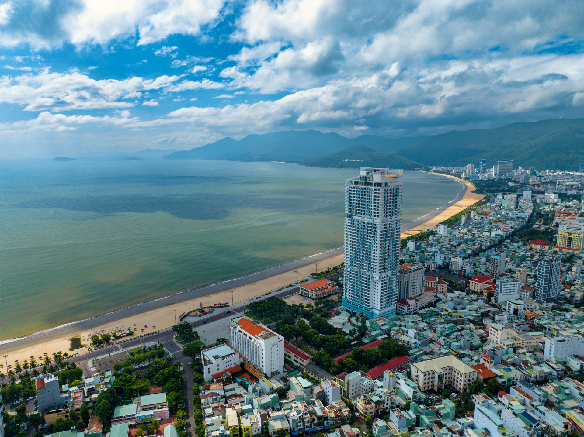 Tận hưởng kiến trúc phồn hoa giao thoa cùng thiên nhiên hùng vĩ