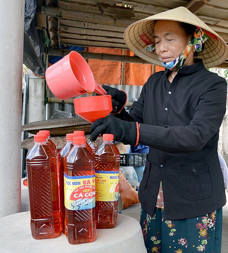 Bà Lê Thị Vinh luôn tâm huyết trong việc gìn giữ nghề làm nước mắm gia truyền