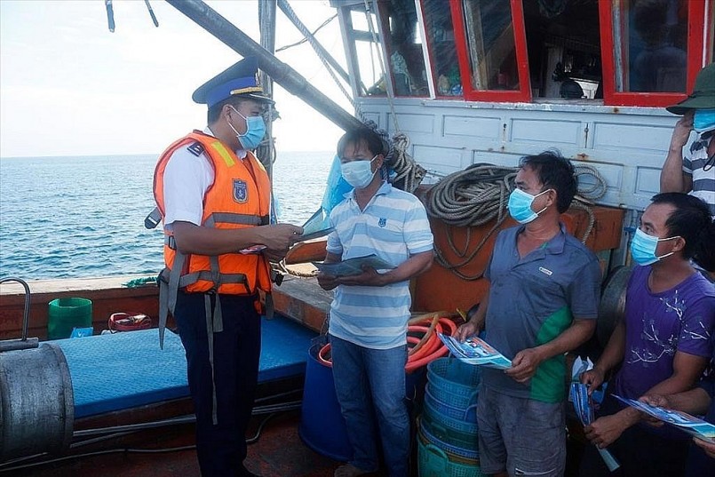 Cảnh sát biển tổ chức tuyên truyền về Luật Cảnh sát biển Việt Nam cho ngư dân khai thác thủy sản trên biển.