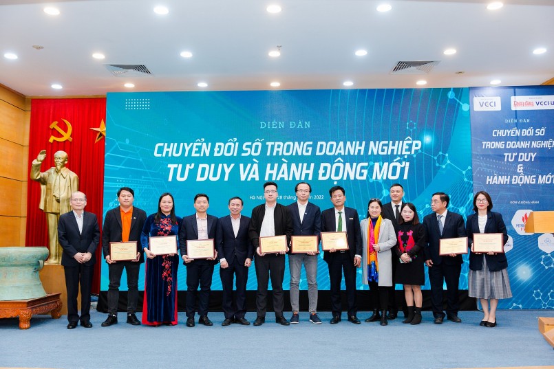 FPT Long Châu được vinh danh là doanh nghiệp chuyển đổi số tiêu biển năm 2022.