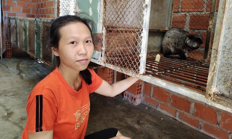 Chị Phạm Văn Kiều Diễm bên mô hình nuôi loài thú hoang dã chồn hương của gia đình.