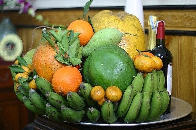 Các loại trái cây thường thấy trên mâm ngũ quả ở miền Trung là chuối, thanh long, xoài, cam, quýt, sung...