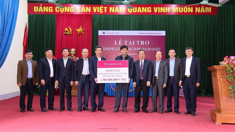 Lãnh đạo Ngân hàng Nhà nước Việt Nam và Tổng giám đốc Agribank Phạm Toàn Vượng (đứng thứ 5 từ phải sang) trao tài trợ xây dựng 30 căn nhà đại đoàn kết cho huyện Thanh Ba – Phú Thọ