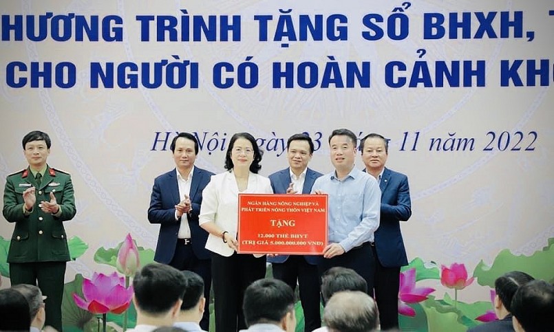 PTGĐ Nguyễn Thị Phượng trao tặng tài trợ sổ BHXH và thẻ BHYT với tổng trị giá 5 tỷ đồng.