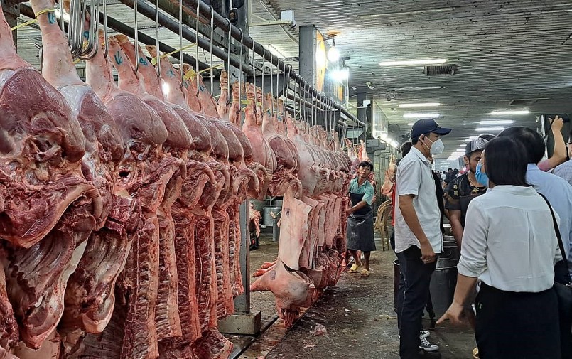 Giá thịt tại chợ và giá heo chuồng chênh lệnh cao do trung gian kìm giá.