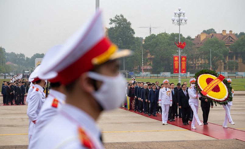 Đại biểu dự kỳ họp bất thường lần thứ 2, Quốc hội khóa XV vào lăng viếng Chủ tịch Hồ Chí Minh