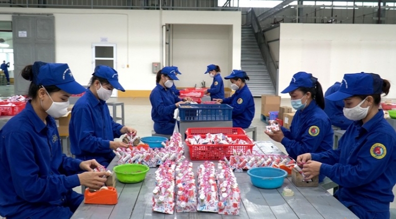 Một công đoạn sản xuất pháo hoa “Cánh hoa xoay” tại Nhà máy Z121. Ảnh Nguyễn Long
