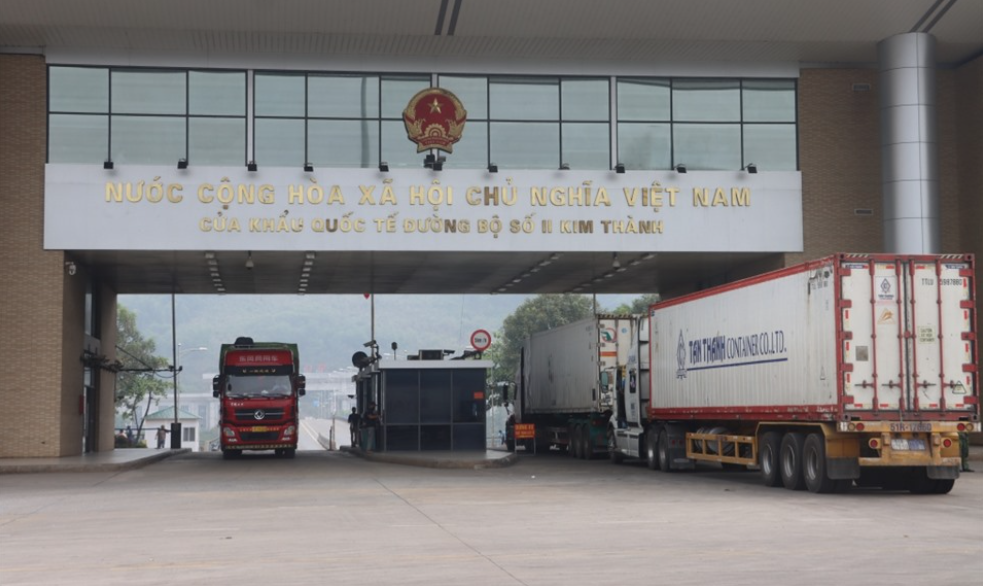 Phương tiện vận chuyển hàng hóa xuất nhập khẩu và lái xe sẽ xuất - nhập cảnh qua Cửa khẩu Quốc tế đường bộ số II Kim Thành (Lào Cai)