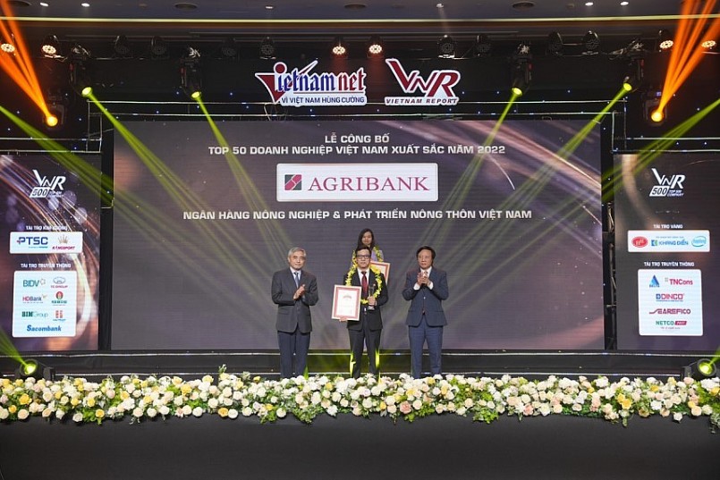 Đại diện Agribank nhận Cup và Chứng nhận của Bảng xếp hạng năm 2022