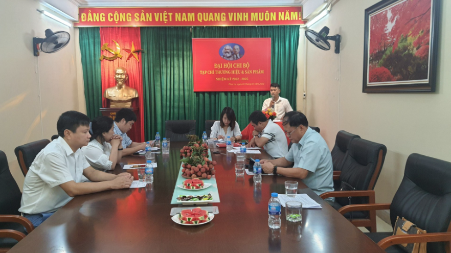 Đồng chí Nguyễn Viết Hưng báo cáo kết quả thực hiện Nghị quyết Đại hội Chi bộ nhiệm kỳ 2020-2022 và phương hướng nhiệm kỳ 2022-2025