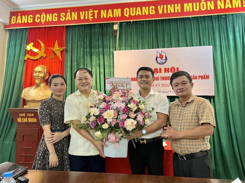 Ông Phạm Lộc Ninh - Phó Chủ tịch Hội Khoa học các sản phẩm thiên nhiên Việt Nam (VNPS) chúc mừng Đại hội