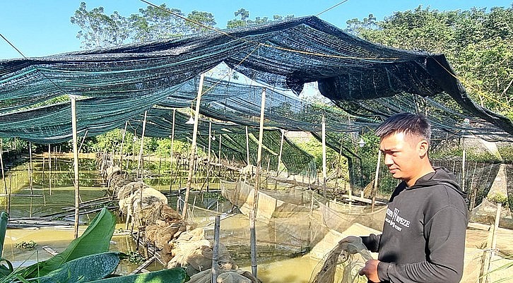 Dương Hồng Sơn tháo nước, vệ sinh lại trại ếch để chuẩn bị cho vụ nuôi ếch 2023.
