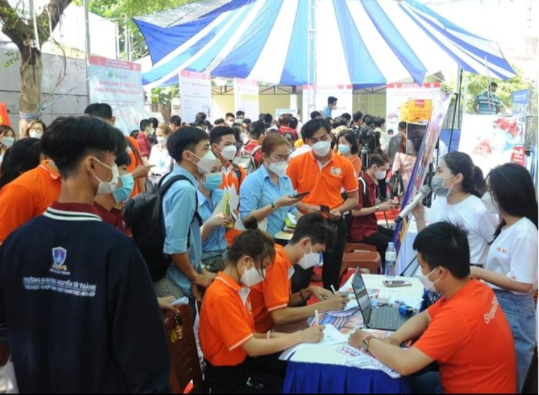 Ngày hội tuyển dụng lao động tại TPHCM thu hút đông đảo bạn trẻ tham gia - Ảnh: VGP/