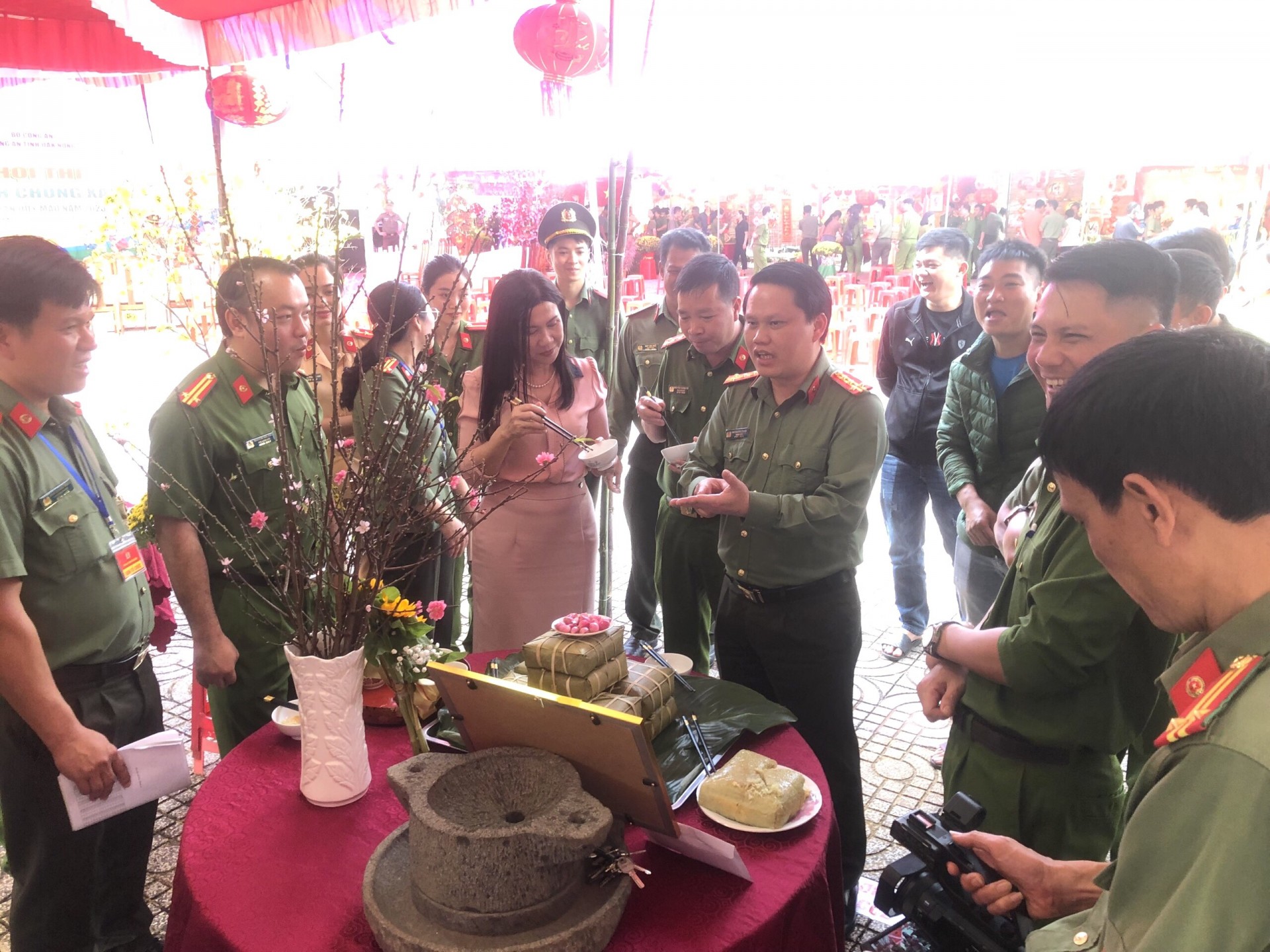 Độc đáo hội thi gói, nấu bánh chưng xanh tại Công an tỉnh Đắk Nông