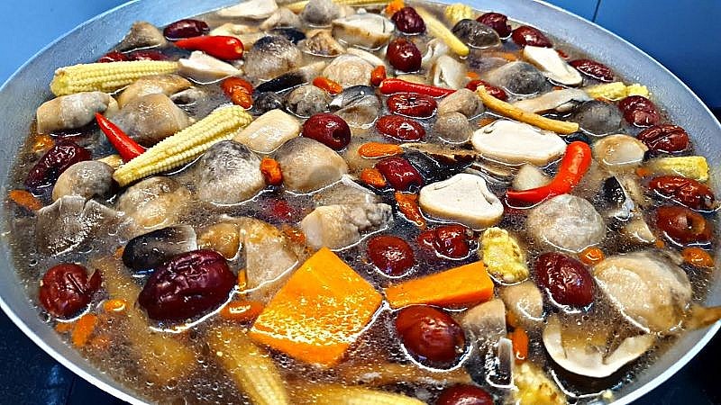 Giống gà đẹp mã, ngọt thịt đang được săn lùng ăn Tết đem chế biến những món này thì ngon hết nấc