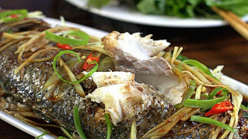 Anh em với cá chép, xưa rẻ như bèo nay 60.000 đồng/kg, Tết đến làm món cá hấp bia thì ngon hết nấc