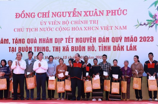 Chủ tịch nước tặng hàng trăm phần quà Tết cho người khó khăn và học sinh ở Đắk Lắk