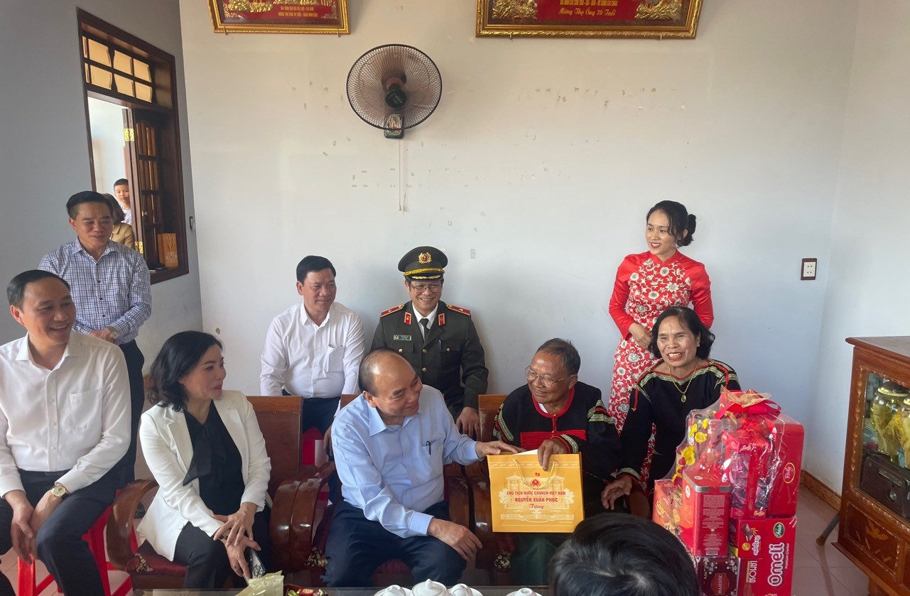 Chủ tịch nước tặng hàng trăm phần quà Tết cho người khó khăn và học sinh ở Đắk Lắk