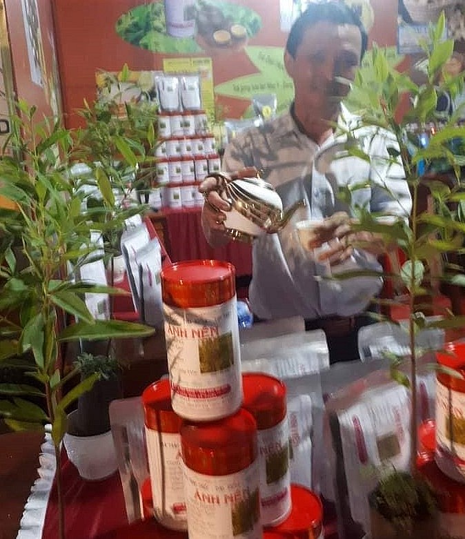 Sản phẩm trà thảo dược của gia đình ông Trần Nên được sản xuất từ là đàn hương kết hợp cây thảo dược khác.