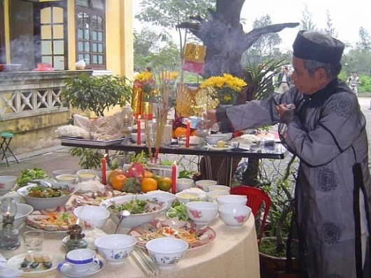 Bài cúng tất niên chiều 30 Tết theo Văn khấn cổ truyền Việt Nam