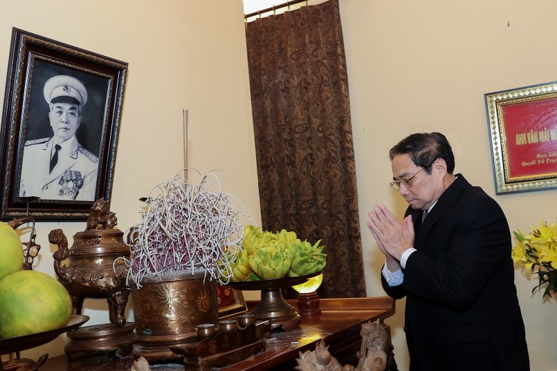 Thủ tướng Phạm Minh Chính bày tỏ lòng thành kính trước anh linh Đại tướng Võ Nguyên Giáp - Ảnh VGP/Nhật Bắc