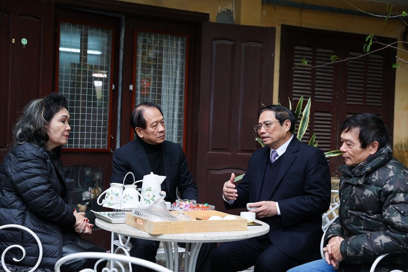 Thủ tướng Phạm Minh Chính chúc Tết gia đình Đại tướng Võ Nguyên Giáp - Ảnh: VGP/Nhật Bắc