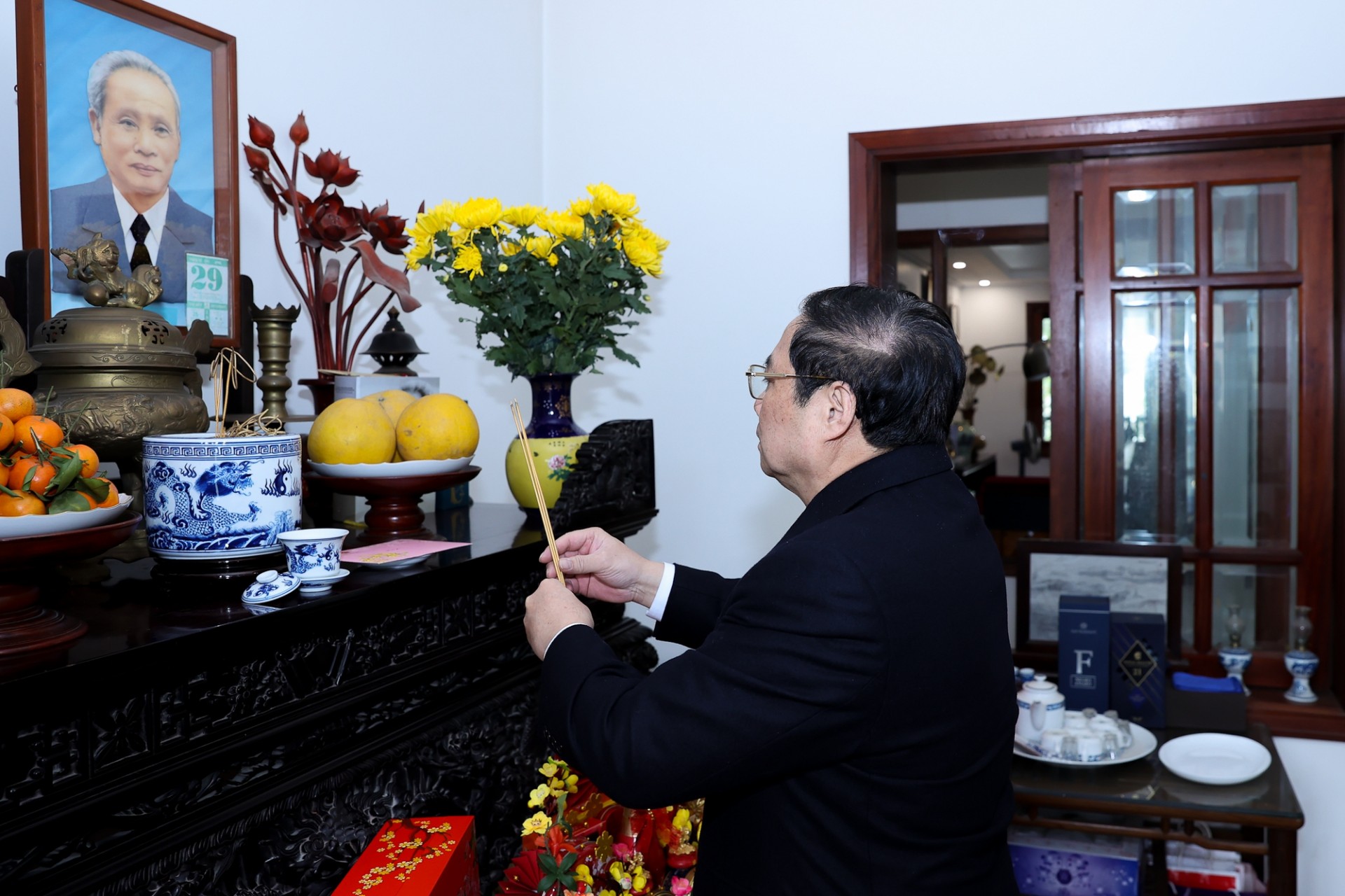 Thủ tướng Phạm Minh Chính dâng hương tưởng nhớ cố Thủ tướng Phạm Văn Đồng - Ảnh: VGP/Nhật Bắc