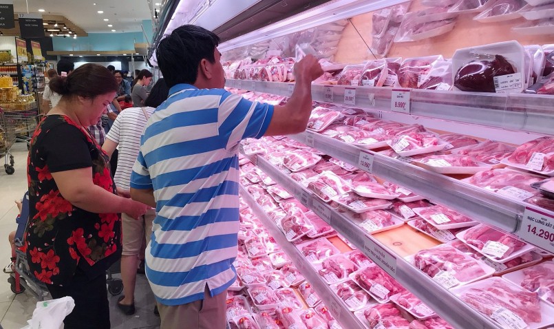 Nhu cầu tiêu thụ thịt heo tăng cao, lượng heo đổ về chợ tăng gấp đôi nhưng giá heo hơi vẫn không thay đổi.