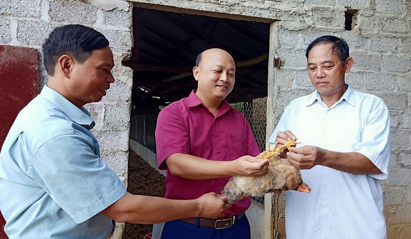 Cán bộ Hội Nông dân huyện Sơn Động và xã Vân Sơn hướng dẫn người dân phát triển giống gà sáu ngón.