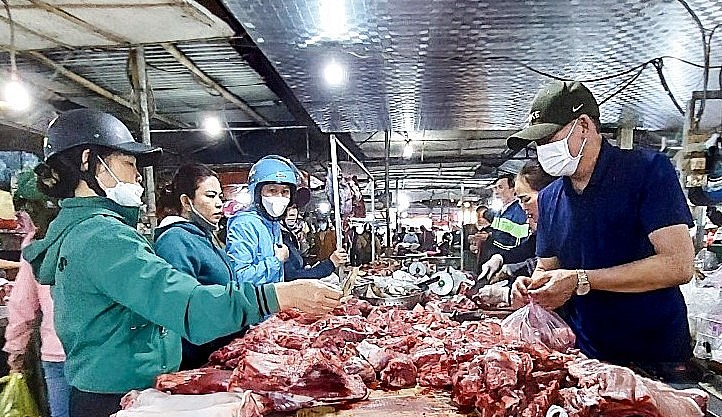 Giá heo hơi hôm nay chứng kiến nhu cầu thịt heo tết tăng cao nhưng giá heo tại chuồng vẫn duy trì ở mức thấp khiến người chăn nuôi chịu thiệt.