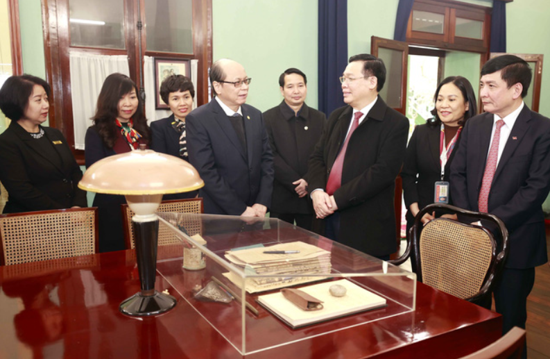 Chủ tịch Quốc hội Vương Đình Huệ nói chuyện với cán bộ Khu Di tích Chủ tịch Hồ Chí Minh. Ảnh: TTXVN