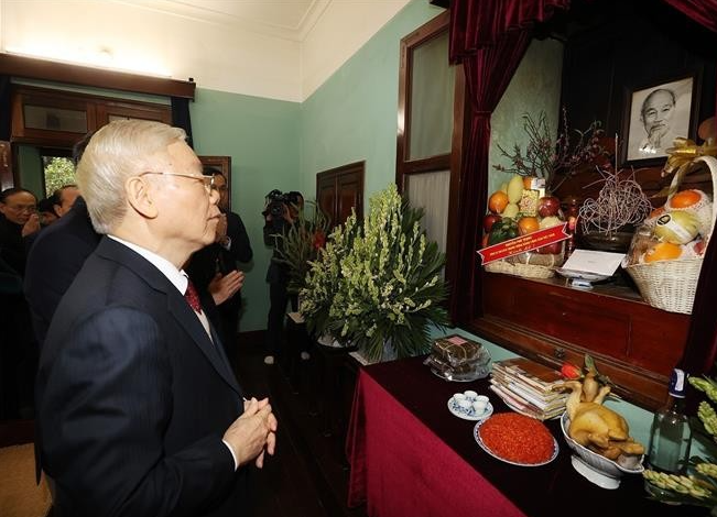 Tổng Bí thư Nguyễn Phú Trọng thành kính tưởng nhớ Chủ tịch Hồ Chí Minh, vị lãnh tụ kính yêu của dân tộc Việt Nam - Ảnh: TTXVN